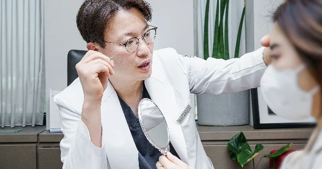 강남역 눈꺼풀 처짐 심한 40대, 재수술 걱정 줄이는 안검하수 교정 선택 기준